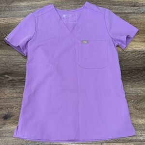 FIGS Catarina™ One-Pocket Scrub Top in Wild Iris Size XXS